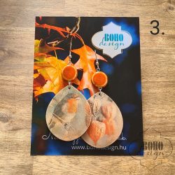   Vörösbegyes BOHOdesign aszimmetrikus fülbevaló - idézetes csomagolásban